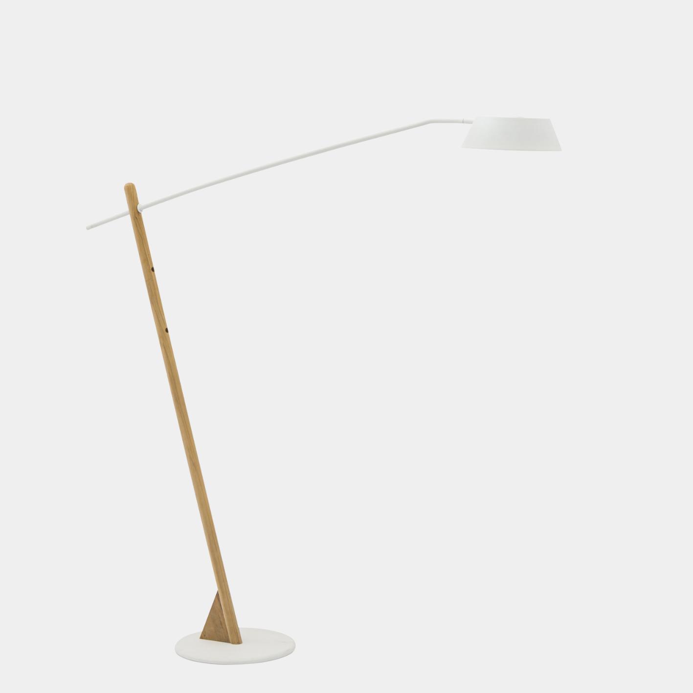 Front view of a Scandinavian floor lamp highlighting elegant proportions, wooden details and refined craftsmanship.