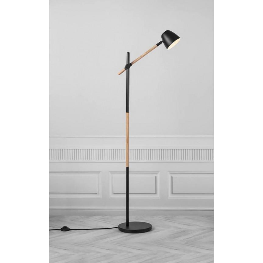 Front view of a Scandinavian floor lamp highlighting elegant proportions, wooden details and refined craftsmanship.