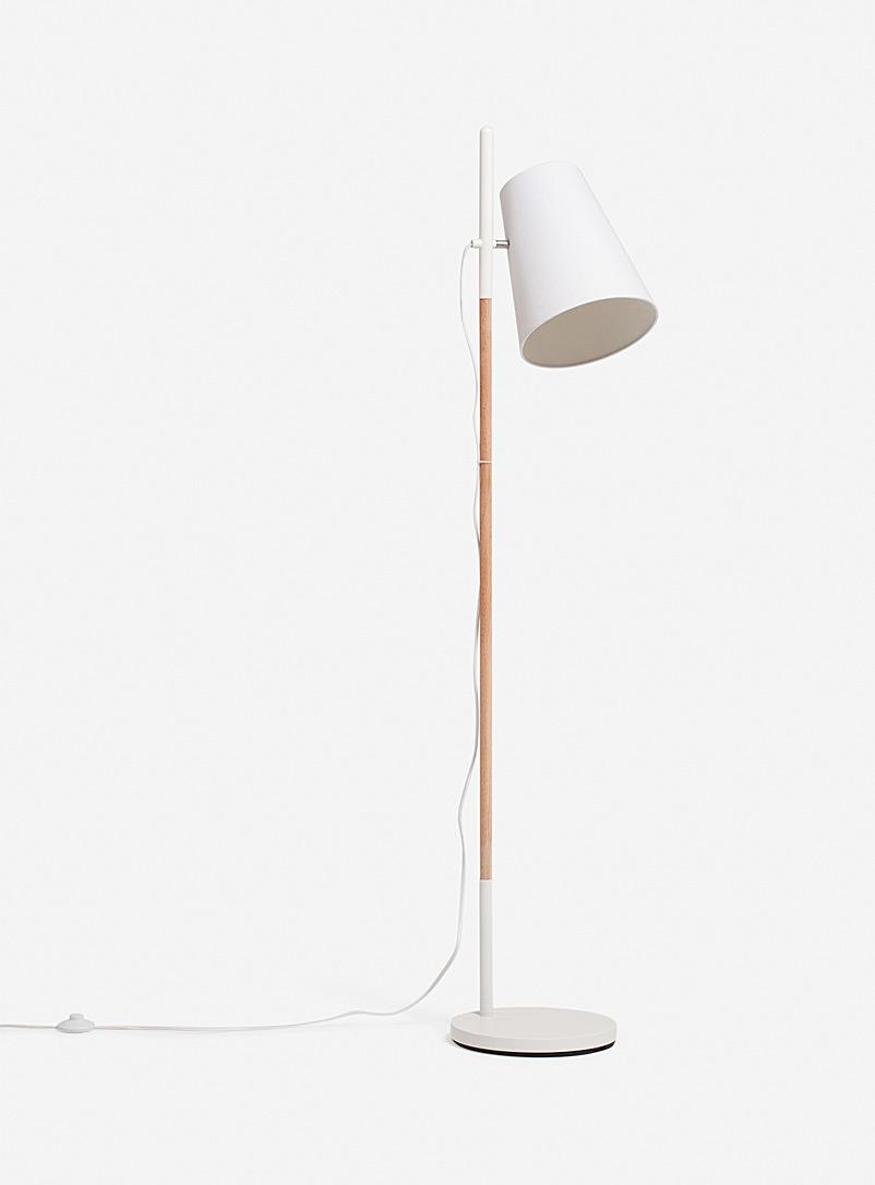 Front view of a Scandinavian floor lamp highlighting elegant proportions, wooden details and refined craftsmanship.