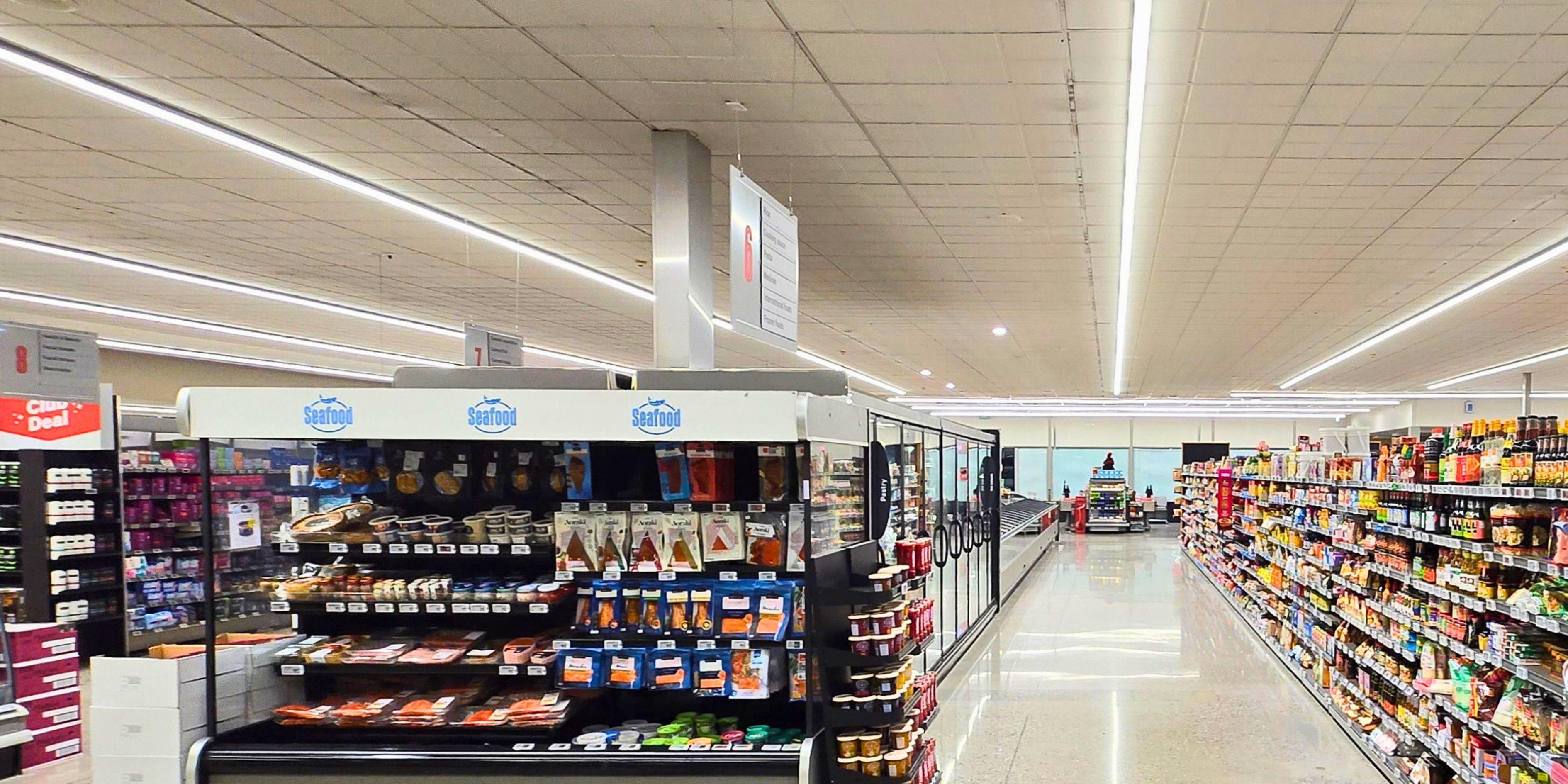 Supermarket lighting system for aisles, shelves, fresh-food areas and product displays in modern retail environments