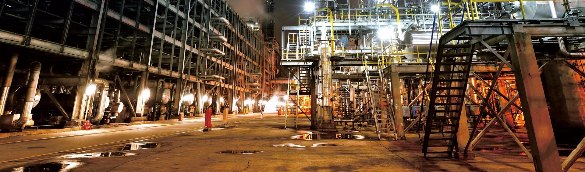 High temperature highbay lights installed in a demanding industrial environment.