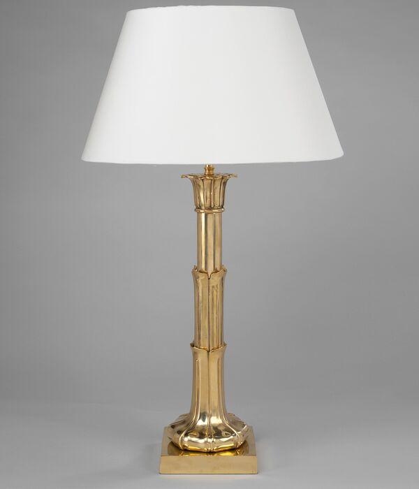 Front view of a classic table lamp highlighting refined proportions, premium materials and timeless design.