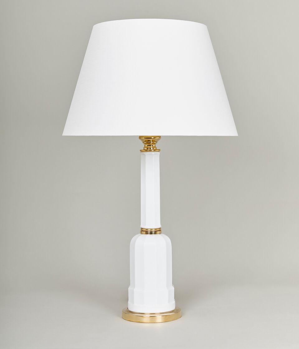 Front view of a classic table lamp highlighting refined proportions, premium materials and timeless design.