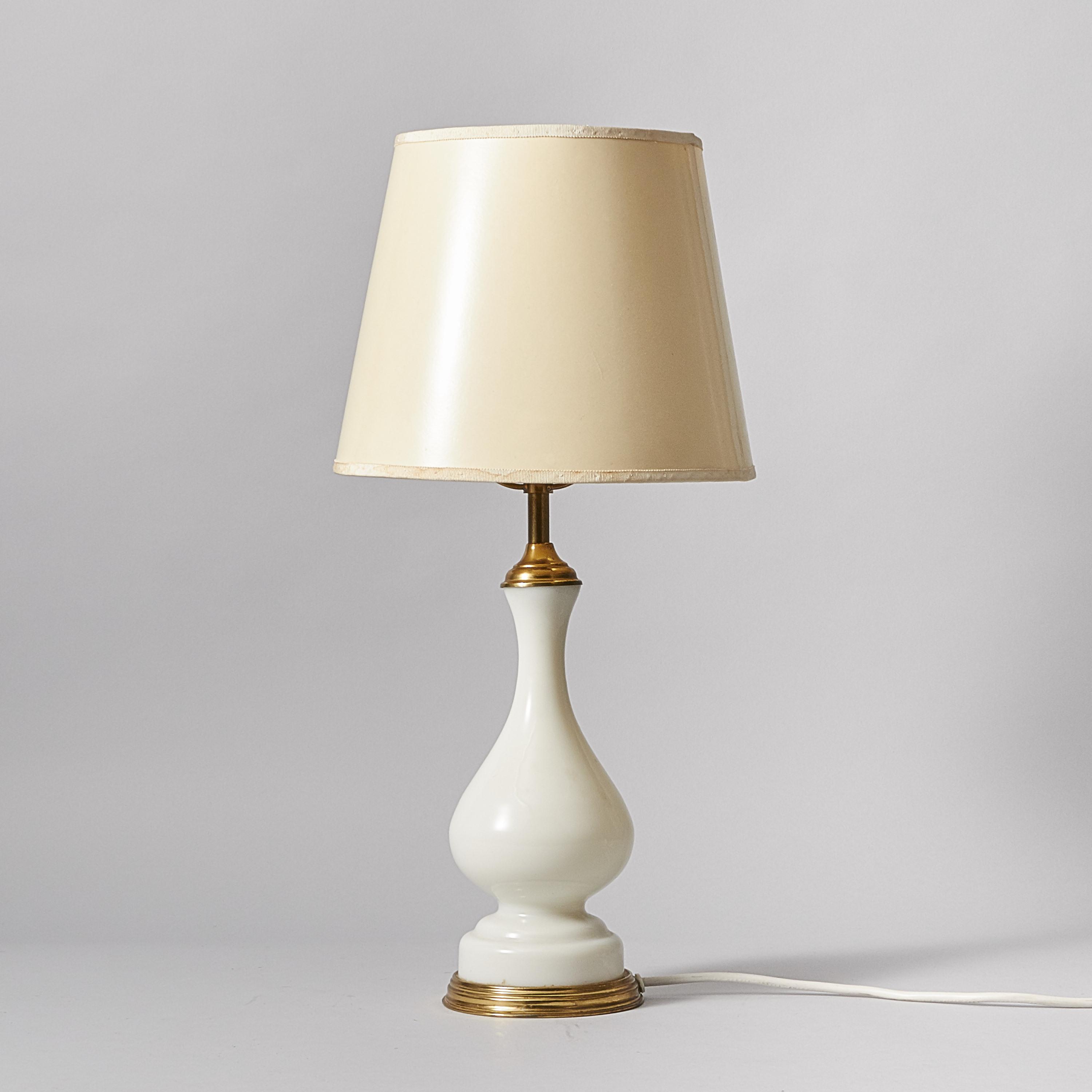 Front view of a classic table lamp highlighting refined proportions, premium materials and timeless design.