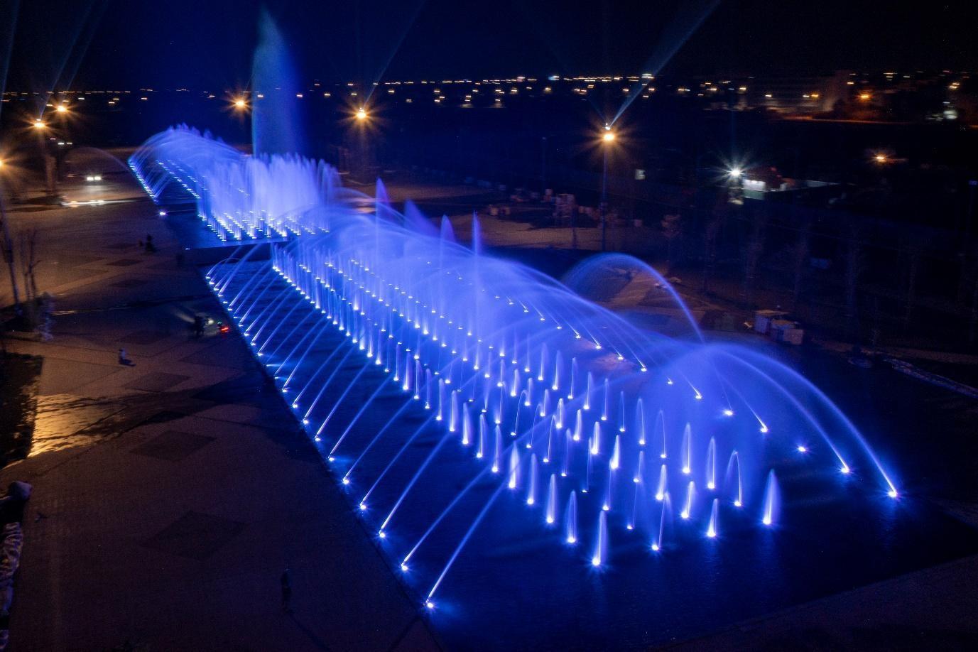 LED underwater linear lights illuminating a fountain and architectural water feature.