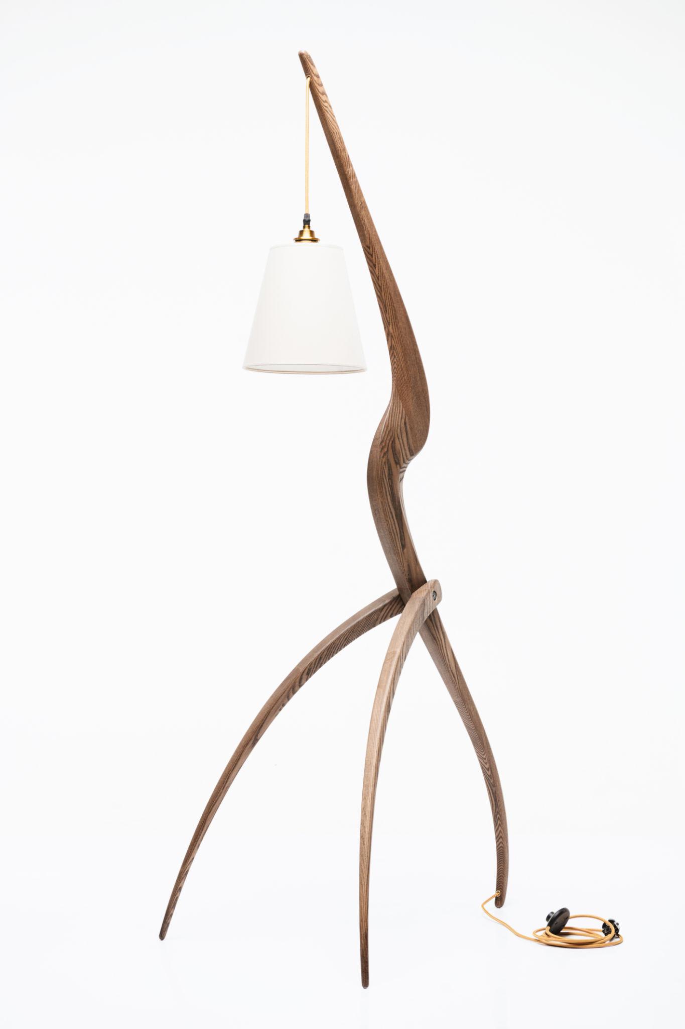 Front view of an organic floor lamp highlighting elegant curves, refined craftsmanship and contemporary design.